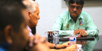 Alcalde Oscar Leggs cercano a todos los sectores laborales; escucha y atiende demandas de taxistas