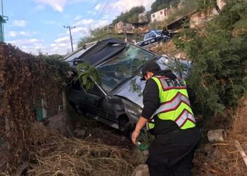 Hace unos momentos se atendió servicio de Emergencia como se observa por elementos del Cuerpo de Bomberos de Santa Rosalía, en Col. la Villita atendieron a femenina con algunas lecciones que no ponen en riesgo la Vida.