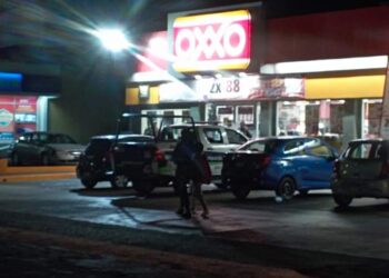 Reportan un asalto en el Oxxo de Forjadores y Estado 30 en la colonia 8 de Octubre primera sección. Un sujeto ingresó al negocio amenazando a los empleados huyendo con una cantidad aproximada de 1500 pesos