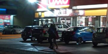 Reportan un asalto en el Oxxo de Forjadores y Estado 30 en la colonia 8 de Octubre primera sección. Un sujeto ingresó al negocio amenazando a los empleados huyendo con una cantidad aproximada de 1500 pesos