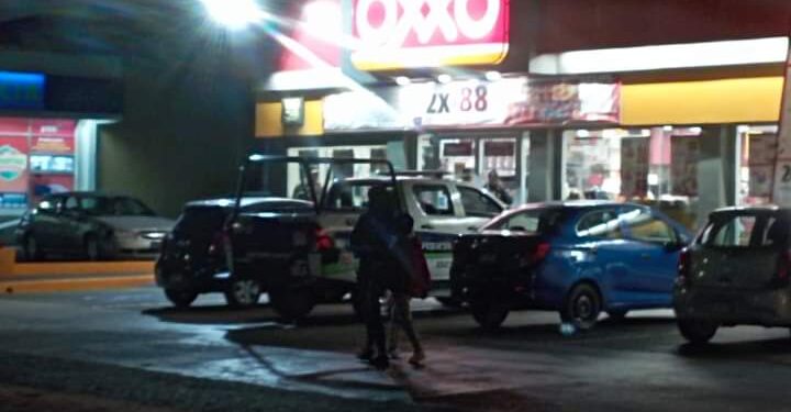 Reportan un asalto en el Oxxo de Forjadores y Estado 30 en la colonia 8 de Octubre primera sección. Un sujeto ingresó al negocio amenazando a los empleados huyendo con una cantidad aproximada de 1500 pesos