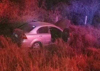 Accidente tipo salida de camino en el km 28 de la carretera La Paz-Cabo San Lucas