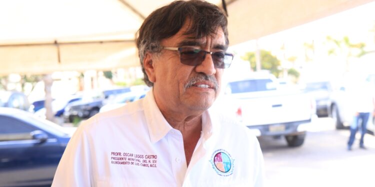 Con el sentido humano que lo caracteriza, el alcalde Oscar Leggs Castro dona un carro para preparar comida