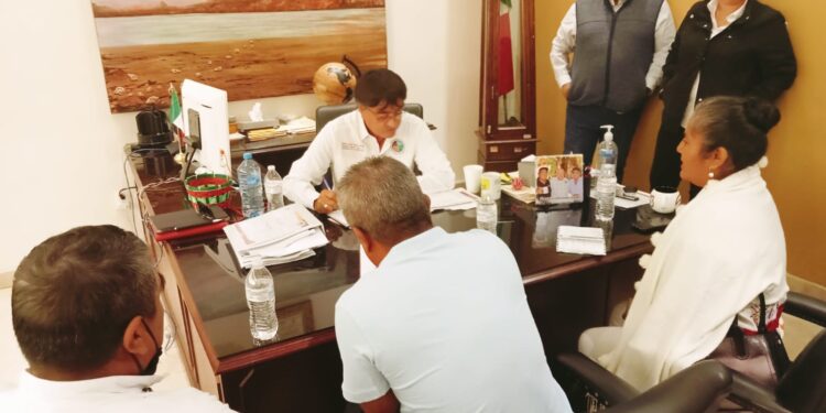 Acuerdan alcalde Oscar Leggs Castro y Asociación de Pueblos Indígenas trabajar a favor de la comunidad