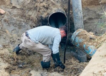 Repara el Oomsapas Los Cabos un pozo de visita en la colonia Lagunitas, para evitar derrames de aguas negras