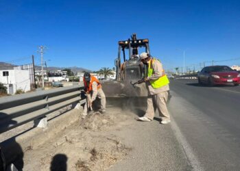 Trabaja Servicios Públicos en el desazolve de la carretera Transpeninsular