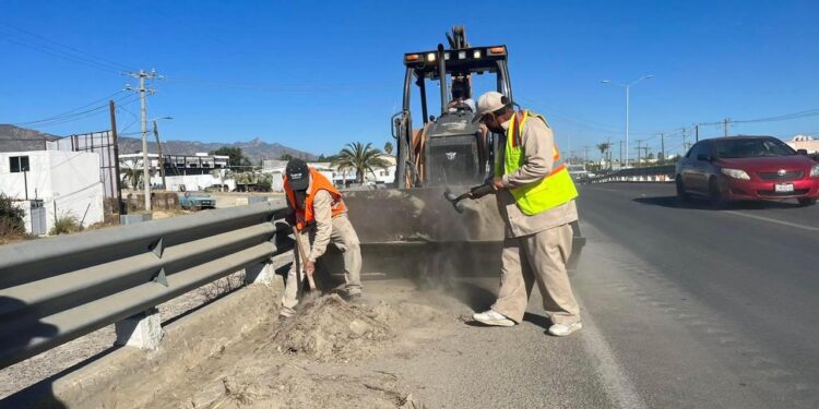 Trabaja Servicios Públicos en el desazolve de la carretera Transpeninsular