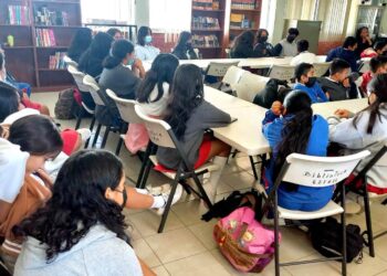 Personal del Instituto de las Mujeres imparte pláticas informativas sobre “Violencia en el Noviazgo” a estudiantes de CSL