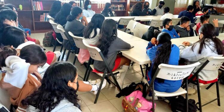 Personal del Instituto de las Mujeres imparte pláticas informativas sobre “Violencia en el Noviazgo” a estudiantes de CSL