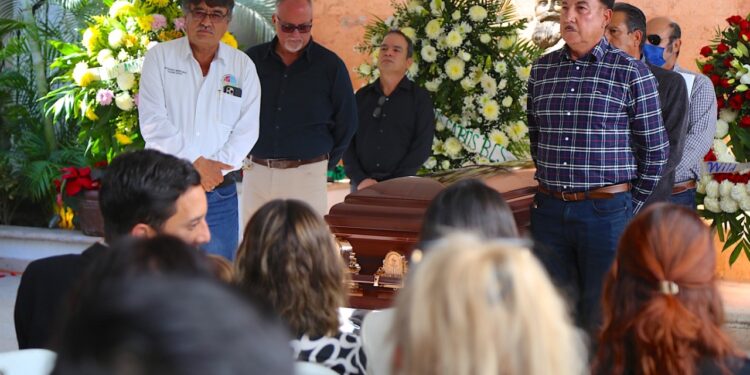 Con homenaje de cuerpo presente dan último adiós a José Andrés Liceaga Echeverría, regidor del VII Ayuntamiento de Los Cabos