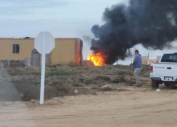 Vecinos intentaron apagar un conato de incendio con tierra y extintores en la expropiación petrolera