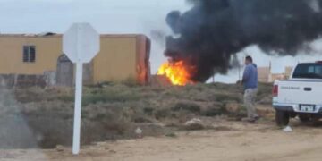 Vecinos intentaron apagar un conato de incendio con tierra y extintores en la expropiación petrolera