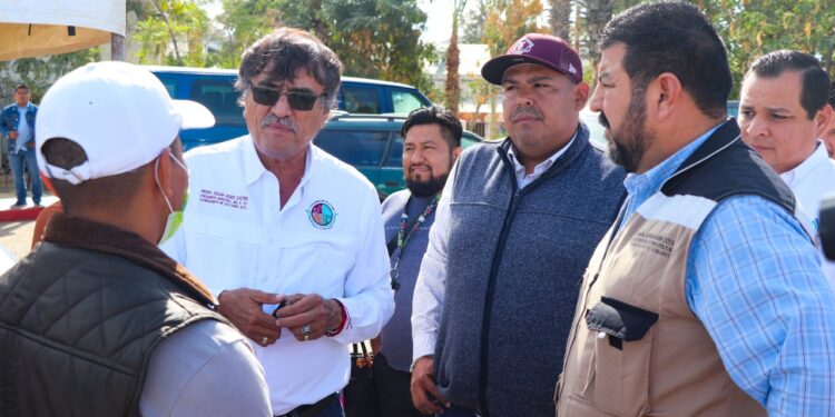 Atiende alcalde Oscar Leggs Castro las necesidades más apremiantes en las colonias de Cabo San Lucas
