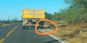 Servicio Social: #Accidente #Miraflores #Santiago #LosCabosBCS #periododecembrino #GuadalupeReyes2022 Esta tarde de Miércoles 04 de Enero del 2023, se registro accidente por desperfecto mecánico, un camión de volteó tipo “dompe”