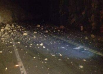 Maneje con precaución en el tramo #SanFelipe #Chapala hay piedras en medio de la carretera…