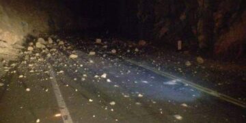 Maneje con precaución en el tramo #SanFelipe #Chapala hay piedras en medio de la carretera…