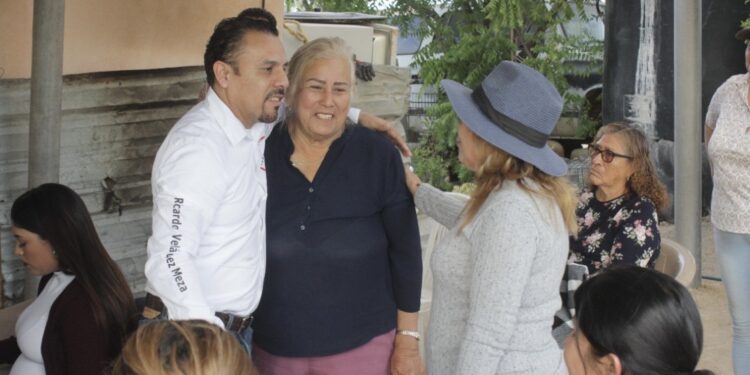 Visita Ricardo Velázquez a habitantes de Melitón Albáñez, en La Paz; trabajará para dar respuesta a sus demandas