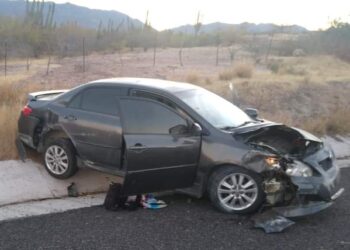 Accidente de tránsito tipo choque contra objeto fijo en la carretera San José del Cabo-La Paz