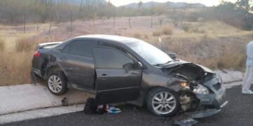 Accidente de tránsito tipo choque contra objeto fijo en la carretera San José del Cabo-La Paz