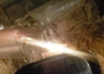 Al momento, se impactan de frente dos vehiuculos frente a la estación de gasolina mil millas