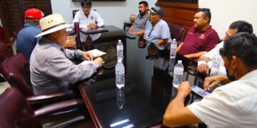 Para analizar y dar solución a las problemáticas que enfrentan los pescadores, acuerda alcalde Oscar Leggs Castro reunión el próximo 23 de enero con sector pesquero