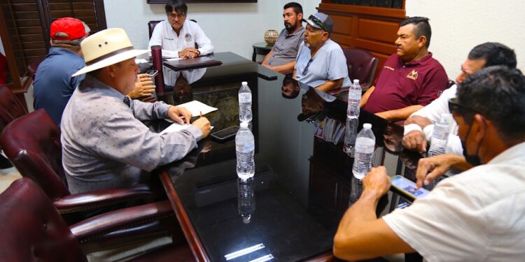 Para analizar y dar solución a las problemáticas que enfrentan los pescadores, acuerda alcalde Oscar Leggs Castro reunión el próximo 23 de enero con sector pesquero