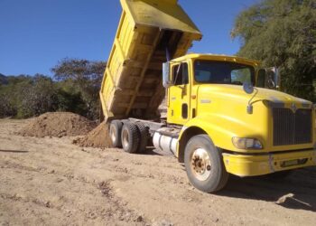 Continúa trabajando Servicios Públicos en la limpieza y accesos de vías de comunicación en la zona rural