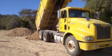 Continúa trabajando Servicios Públicos en la limpieza y accesos de vías de comunicación en la zona rural