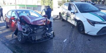 Dama comenzó mal el día; impactó a una patrulla con su automóvil 2023