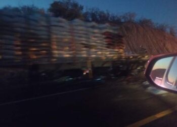 Precaución, Se incendia un tráiler en la carretera de cuota San Lucas a el aeropuerto de San José del Cabo 10 km antes de llegar a la caseta de la eropuerto