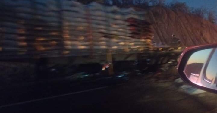 Precaución, Se incendia un tráiler en la carretera de cuota San Lucas a el aeropuerto de San José del Cabo 10 km antes de llegar a la caseta de la eropuerto