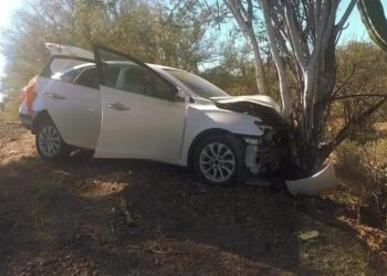 Sábado 14 de Enero del 2023 está mañana se registró accidente tipo salida del camino y choque contra objeto fijo