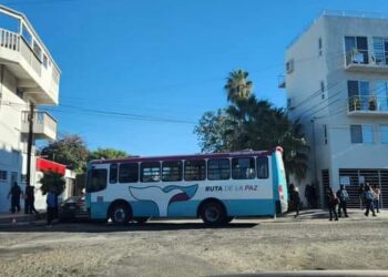 🚨🚔 #LPZ | Se registra choque entre vehículo y camión de transporte público en Colegio Militar y Revolución; agentes ya se encuentran en el lugar.