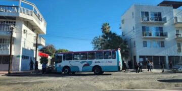 🚨🚔 #LPZ | Se registra choque entre vehículo y camión de transporte público en Colegio Militar y Revolución; agentes ya se encuentran en el lugar.