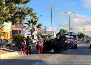 Se vuelca vehículo en el Blvrd. Agustín Olachea; una mujer resultó lesionada.