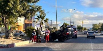 Se vuelca vehículo en el Blvrd. Agustín Olachea; una mujer resultó lesionada.