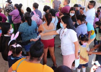 En Los Cabos, el equipo de Transporte promueve el uso correcto de cubrebocas en unidades públicas e instituciones académicas
