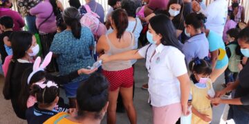 En Los Cabos, el equipo de Transporte promueve el uso correcto de cubrebocas en unidades públicas e instituciones académicas