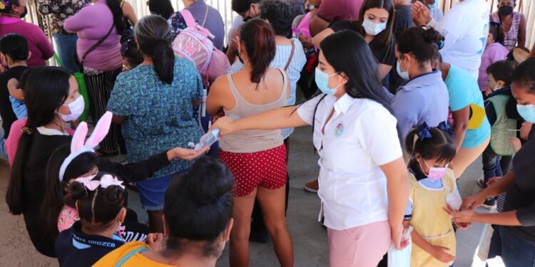 En Los Cabos, el equipo de Transporte promueve el uso correcto de cubrebocas en unidades públicas e instituciones académicas