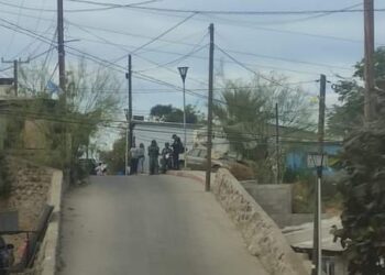 Codigo4|Nos están reportan esta tarde de domingo a una persona sexo masculino ahorcada en este momento en un domicilio de la calle mineral san Lucino emn la colonia Cuauhtémoc en Santa Rosalía. Ya están elementos policía municipal, guardia nacional y marinos, acordonando la zona.