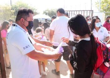 En Los Cabos, el equipo de Transporte promueve el uso correcto de cubrebocas en unidades públicas e instituciones académicas.