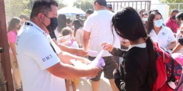 En Los Cabos, el equipo de Transporte promueve el uso correcto de cubrebocas en unidades públicas e instituciones académicas.