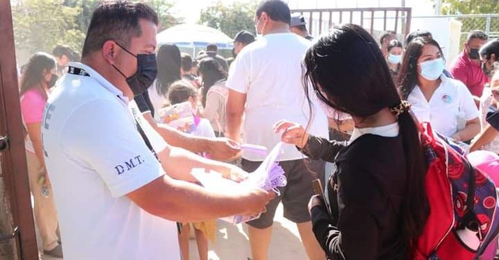 En Los Cabos, el equipo de Transporte promueve el uso correcto de cubrebocas en unidades públicas e instituciones académicas.