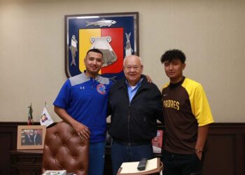 Siempre es un gusto recibir a jóvenes promesas del deporte. Hoy tuvimos la visita de Luis Roberto Verdugo Rojas y Rosman Verdugo Rojas, excelentes beisbolistas de Bahía Tortugas quienes juegan para los Cachorros de Chicago y Padres de San Diego.