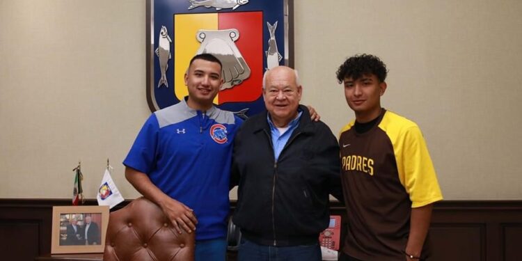 Siempre es un gusto recibir a jóvenes promesas del deporte. Hoy tuvimos la visita de Luis Roberto Verdugo Rojas y Rosman Verdugo Rojas, excelentes beisbolistas de Bahía Tortugas quienes juegan para los Cachorros de Chicago y Padres de San Diego.