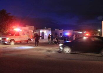 Joven motociclista se impacta contra señalamiento en Camino Real