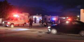 Joven motociclista se impacta contra señalamiento en Camino Real