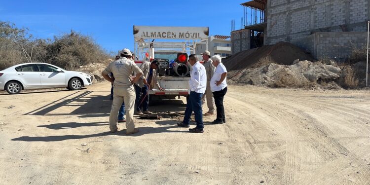 Equipo del Oomsapas Los Cabos repara fuga tras manipulación de válvula por personas externas en la zona de El Tezal