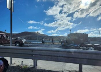 ManejaconPrecaución  Cierran un carril de circulación por accidente automovilístico en el tramo carretero La Paz- Los Cabos.