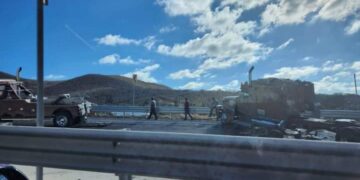 ManejaconPrecaución  Cierran un carril de circulación por accidente automovilístico en el tramo carretero La Paz- Los Cabos.